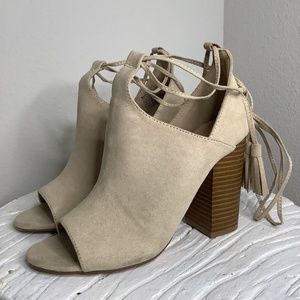 JUST FAB “MARY-KATE” CREAM PEEP TOE WRAP UP HEELS SIZE 5.5
